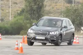 为啥都说宝马操控好？全新X1做个麋鹿测试，这底盘韧性也是没谁了