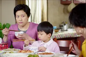 妈妈给儿子碗里夹虾，奶奶怒气冲冲夹出来，他不爱吃这个视频封面