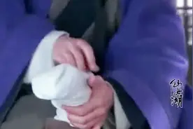 仙女湖：初七为了逼迫追成亲，将他的鞋子脱下，拼命挠他的脚！视频封面