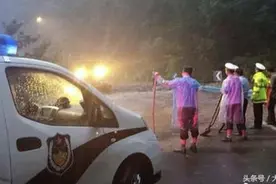 暴雨如注，林州山洪暴发！数百辆车被困图片