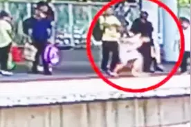 内蒙古包头｜只差4秒火车进站 女子欲跳站台 工作人员将其一把拉回视频封面