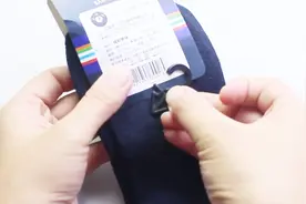 新袜子上有自带解线用具，不用牙咬这样使用，轻松解开很方便！