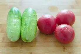 3个西红柿，2根黄瓜，放一起这样做，很适合夏天吃，馋的流口水了