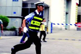 足球运动员和警察赛跑，到底谁跑得更快？视频封面