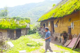 云南大山这户人家 几十年不肯搬走 你看他们的房子多美视频封面