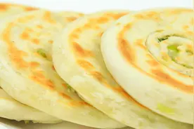 面点师分享葱花饼的小技巧，香酥可口，几分钟解决一家人早餐视频封面