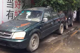 深圳一马路上停放七八辆“僵尸车”！城管交警联合严查视频封面