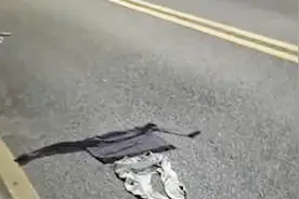 为什么老司机常说，开车遇到路上的衣服千万不能压？看完才明白！视频封面