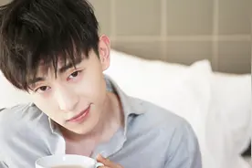 有种卫衣叫邓伦的卫衣，红橙黄绿蓝靛紫，男神把“彩虹”穿身上了视频封面