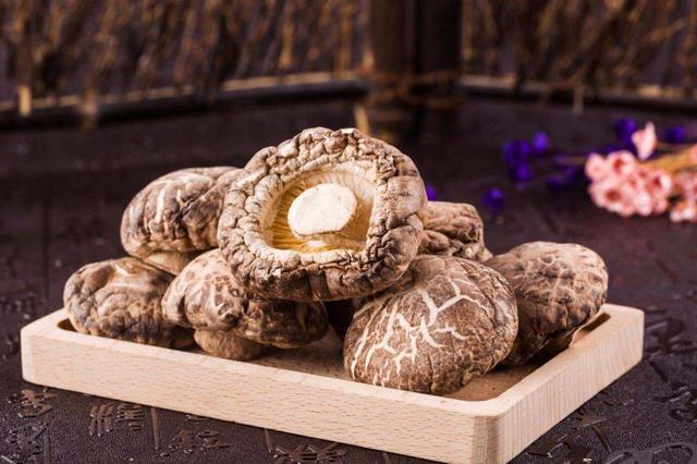 香菇被称为“百菇之王”，干香菇和鲜香菇应该吃哪个？别吃错了