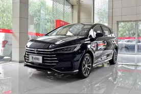 6座版空间不小，价格实惠经济耐用，实拍比亚迪宋MAX图片