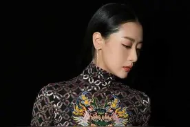 白冰离婚后终于开挂！穿印花衫配条拖地裤，优雅大气很有高级感图片