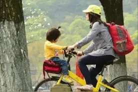 倒坐车、踏板站娃、车筐坐娃等“花式”骑车带娃 隐藏严重安全隐患图片