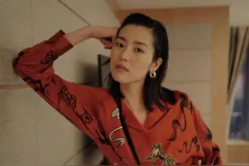 刘雯的夏季穿搭真时髦：T恤+半裙，白衬衫+阔腿裤，高级有气质图片