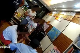 好奇心惹祸，2岁孩子手指卡进电扇孔！图片