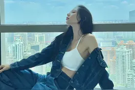 克拉拉不愧是“亚洲第一美女”，牛仔套装中性飒爽，搭吊带显妩媚图片