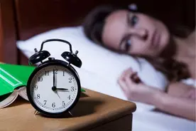 孕期熬夜的危害有多大？让孕妈“变傻变丑”，还影响胎儿发育图片
