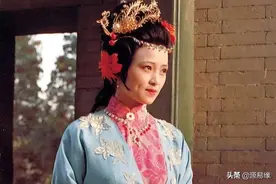 秦可卿看着宝玉睡午觉，为何两次叮嘱丫环“看着猫儿狗儿打架”？图片