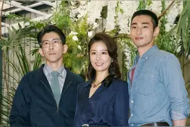 林心如当妈后更成熟了，一身藏蓝色连身裤挺高级，发型有点拖后腿图片
