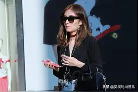 温柔沉默，观之可亲，黑色V领短衫配蓝色牛仔裙的时尚通勤风穿搭图片