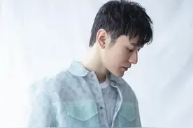 黄晓明出行，外穿黑色小西装搭黑色裤子，显气质又显帅气图片