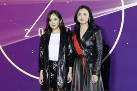 北电校庆，关晓彤下身像没穿，杨紫造型一言难尽，朱一龙又被嘲图片
