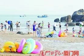 礁石划破泳圈父女被困海里，充气泳圈安全隐患多图片