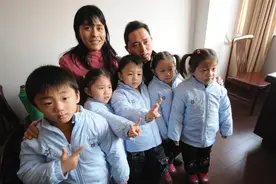 安徽农村夫妻自然孕育5胞胎，父母咬牙坚持不愿送人，现已十多岁图片