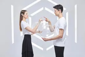 不在阿里，不开海底捞，张勇卖T恤月收近亿图片