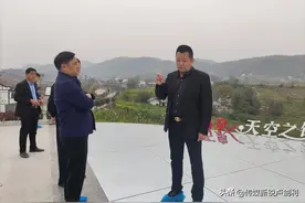 #聚焦金蚕小镇#著名歌唱家周发猛到访中国金蚕小镇图片