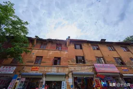 行走在昆明城古老的小巷子里，建筑已破败不堪，历史沉淀如艺术品图片