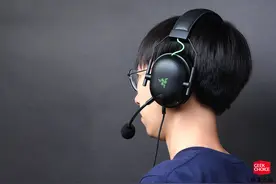 雷蛇旋风黑鲨V2图赏：USB声卡，「听得见说得清」的电竞耳机图片