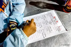 夜市地摊：家长撸串喝酒交流，俩儿童趴在餐桌上写作业，懂事可爱图片