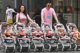 夫妻带6个娃出街“横行霸道”，路人惊呆后纷纷表示：6个钱串子图片