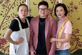 恬妞母女罕见同框谢玲玲叙旧，36岁女儿中性打扮抢镜，已公开出柜图片