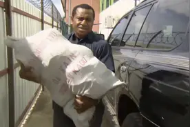 这是非洲最穷的国家，超市老板就是首富，存钱都用麻袋装！纪录片图片