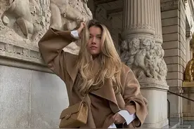 奔五的女人，不管穿裤子还是裙子，都要少穿这5种颜色，显黑掉价图片