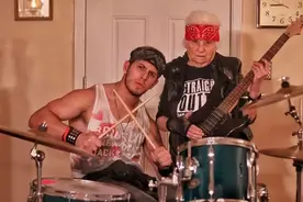 95岁硬核奶奶当网红，醉酒、撩汉、恶搞90后孙子，1900万粉丝追更图片