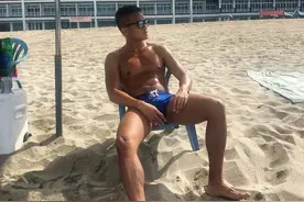 Gay圈超火的健身小伙，沙滩上晒太阳的黝黑帅哥！图片