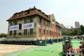 震撼！2600吨，百年修女楼“平地大挪移”，成功搬家！图片