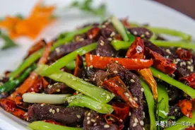 干煸熟牛肉丝，厨师长教你这样做，干香麻辣，越嚼越香图片