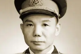 团长要与敌人同归于尽，17岁号兵高喊：让我指挥！后成开国少将图片