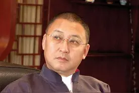 当上市长嫌钱少，离职创业获得几十亿身价，全部用来做公益图片