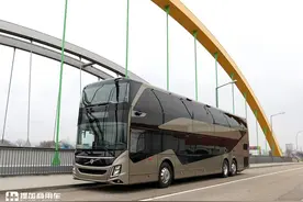 4米车高，公交长途大巴两用，带您见识沃尔沃9700DD新款双层巴士图片