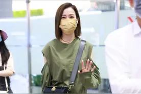 有种高级感，叫佘诗曼的“港风时尚”，上深下浅看似简单却挺减龄图片