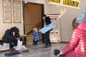 爸爸“被迫式”带娃洗澡，拎领子大飞脚，网友：不用看肯定是儿子图片