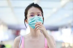 乔欣穿衣越来越大胆，走机场穿露脐装秀蚂蚁腰，这身材有点看头图片