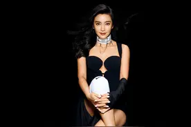李冰冰手持佩剑目光坚定，酷感运动风女性魅力爆棚图片