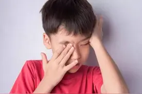 30分钟男孩眼珠“消失”，罪魁祸首每个家庭都有，家长要多多留心图片