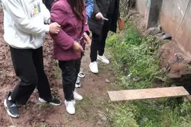 奶奶把俩孙女推下粪坑，获谅解：她们的命，不值钱？图片